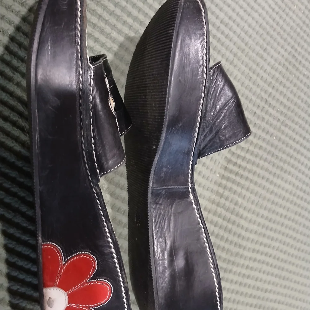 Black Sandals with Red and White Floral Design - Picture 12 of 12